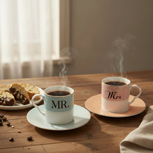 Carica l'immagine nel visualizzatore di Gallery, Set 2 tazzine espresso con piattino Yvonne Ellen Mr/Mrs
