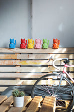 Carica l&#39;immagine nel visualizzatore di Gallery, Gatto portafortuna Maneki Neko h15 Fucsia &quot;Creatività e Conquiste&quot;
