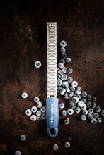 Carica l&#39;immagine nel visualizzatore di Gallery, Grattugia  Premium Denim Blue Zester MICROPLANE
