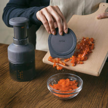 Carica l'immagine nel visualizzatore di Gallery, Tritatutto manuale Zich Zich 3 Food Chopper
