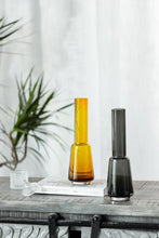 Carica l'immagine nel visualizzatore di Gallery, Vaso sottile in vetro stile retrò moderno colore Grigio fumè
