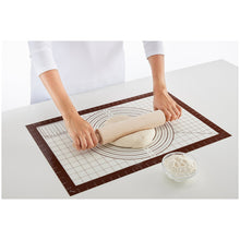 Carica l&#39;immagine nel visualizzatore di Gallery, Tappetino da forno/stendipasta antiaderente con scale e tabella di conversioni cm 60x40 Lékué
