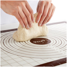 Carica l&#39;immagine nel visualizzatore di Gallery, Tappetino da forno/stendipasta antiaderente con scale e tabella di conversioni cm 60x40 Lékué
