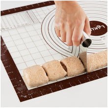 Carica l&#39;immagine nel visualizzatore di Gallery, Tappetino da forno/stendipasta antiaderente con scale e tabella di conversioni cm 60x40 Lékué
