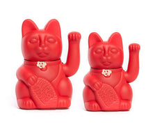 Carica l&#39;immagine nel visualizzatore di Gallery, Gatto portafortuna Maneki Neko h15 Rosso &quot;Fortuna e Amore&quot;
