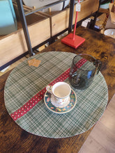 Carica l&#39;immagine nel visualizzatore di Gallery, Tovaglietta americana shabby tonda scozzese verde Demetra NUVOLE DI STOFFA
