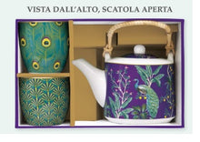 Carica l&#39;immagine nel visualizzatore di Gallery, Set teiera e due bicchierini in porcellana in confezione regalo IMPERIAL PEACOCK
