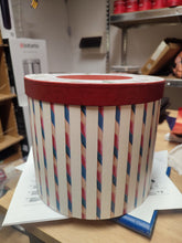 Carica l&#39;immagine nel visualizzatore di Gallery, Scatola in cartone natalizia Ø23 h19.5 Nuvole di Stoffa
