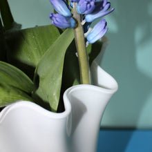 Carica l&#39;immagine nel visualizzatore di Gallery, Vaso in vetro opaco bianco ondulato Vaso in vetro
