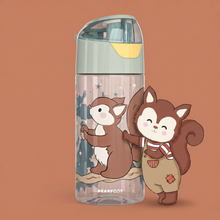 Carica l'immagine nel visualizzatore di Gallery, Borraccia per bambini, bottiglia d'acqua leggera - scoiattolo salvia
