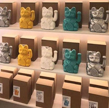 Carica l&#39;immagine nel visualizzatore di Gallery, Gatto portafortuna Maneki Neko h15 Azzurro &quot;Successo e Carriera&quot;

