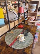 Carica l&#39;immagine nel visualizzatore di Gallery, Tovaglietta americana shabby tonda scozzese verde Demetra NUVOLE DI STOFFA
