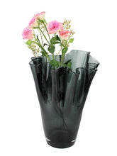 Carica l&#39;immagine nel visualizzatore di Gallery, Vaso fiori in vetro a fazzoletto soffiato a mano Fumè
