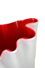 Carica l&#39;immagine nel visualizzatore di Gallery, Vaso fiori in vetro a fazzoletto soffiato a mano bicolore bianco/rosso
