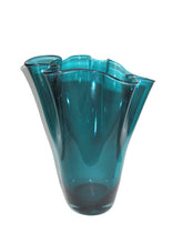 Carica l&#39;immagine nel visualizzatore di Gallery, Vaso fiori in vetro a fazzoletto soffiato a mano Turchese
