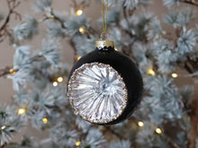Carica l&#39;immagine nel visualizzatore di Gallery, Pallina di Natale con riflettore nera in vetro CHIC ANTIQUE
