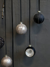 Carica l&#39;immagine nel visualizzatore di Gallery, Pallina di Natale con riflettore nera in vetro CHIC ANTIQUE
