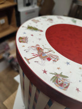 Carica l&#39;immagine nel visualizzatore di Gallery, Scatola in cartone natalizia Ø23 h19.5 Nuvole di Stoffa
