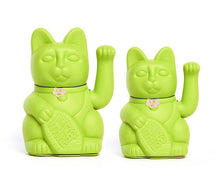 Carica l&#39;immagine nel visualizzatore di Gallery, Gatto portafortuna Maneki Neko h15 Verde Lime &quot;Fertilità  e Felicità per i Figli&quot;
