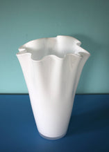 Carica l&#39;immagine nel visualizzatore di Gallery, Vaso in vetro opaco bianco ondulato Vaso in vetro
