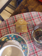 Carica l&#39;immagine nel visualizzatore di Gallery, Tovaglietta americana shabby tonda scozzese rossa Demetra NUVOLE DI STOFFA
