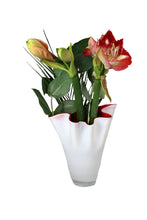 Carica l&#39;immagine nel visualizzatore di Gallery, Vaso fiori in vetro a fazzoletto soffiato a mano bicolore bianco/rosso
