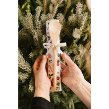 Carica l&#39;immagine nel visualizzatore di Gallery, Set strofinaccio natalizio con mestolo in legno Christmas Carol NUVOLE DI STOFFA
