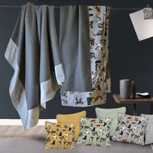 Carica l&#39;immagine nel visualizzatore di Gallery, Cuscino chevron velluto 48x48 Greg Dogs Giallo
