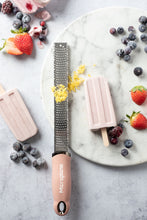 Carica l&#39;immagine nel visualizzatore di Gallery, Grattugia Premium Dusty Rose Zester MICROPLANE
