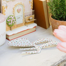 Carica l&#39;immagine nel visualizzatore di Gallery, Set giardinaggio in metallo La Vie en Rose - Nuvole di Stoffa
