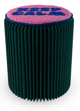 Carica l&#39;immagine nel visualizzatore di Gallery, Sgabello pieghevole in carta con cuscino Keep Calm
