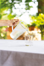 Carica l&#39;immagine nel visualizzatore di Gallery, Caraffa in vetro Intrecci bianco e nero
