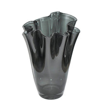 Carica l&#39;immagine nel visualizzatore di Gallery, Vaso fiori in vetro a fazzoletto soffiato a mano Fumè
