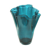 Carica l&#39;immagine nel visualizzatore di Gallery, Vaso fiori in vetro a fazzoletto soffiato a mano Turchese
