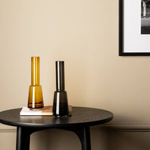 Carica l'immagine nel visualizzatore di Gallery, Vaso sottile in vetro stile retrò moderno colore Grigio fumè
