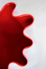 Carica l&#39;immagine nel visualizzatore di Gallery, Vaso fiori in vetro a fazzoletto soffiato a mano bicolore bianco/rosso
