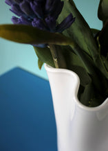 Carica l&#39;immagine nel visualizzatore di Gallery, Vaso in vetro opaco bianco ondulato Vaso in vetro
