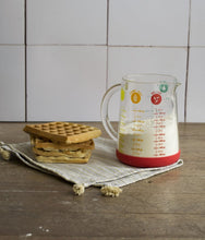 Carica l&#39;immagine nel visualizzatore di Gallery, Caraffa graduata 1000ml in vetro Pebbly
