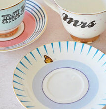 Carica l&#39;immagine nel visualizzatore di Gallery, Tazza da the con piattino Yvonne Ellen Mrs
