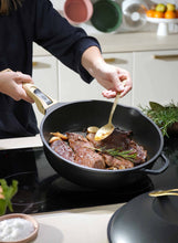 Carica l'immagine nel visualizzatore di Gallery, Casseruola multiuso 8 in 1 Cookut La Favolosa Ø28 - Nero Meteore
