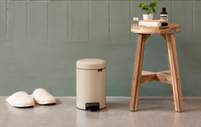 Carica l&#39;immagine nel visualizzatore di Gallery, Pattumiera a pedale NewIcon Brabantia 5 lt Soft Beige
