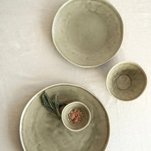 Carica l&#39;immagine nel visualizzatore di Gallery, Piatto fondo Ø23.5 organic Olive DUTCH ROSE
