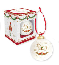 Carica l&#39;immagine nel visualizzatore di Gallery, Pallina di natale in ceramica con cavallo a dondolo in scatola regalo MAGIE DE NOEL

