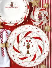 Carica l&#39;immagine nel visualizzatore di Gallery, Vassoio a forma di abete in porcellana in confezione regalo Nutcracker Twist
