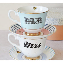 Carica l&#39;immagine nel visualizzatore di Gallery, Tazza da the con piattino Yvonne Ellen Mrs
