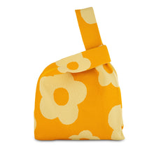 Carica l'immagine nel visualizzatore di Gallery, Borsa a nodo con lavorazione a maglia decoro Fiori
