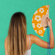 Carica l'immagine nel visualizzatore di Gallery, Ventaglio in tessuto e legno con laccio per cellulare Fiorito
