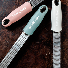 Carica l&#39;immagine nel visualizzatore di Gallery, Grattugia Premium Dusty Rose Zester MICROPLANE
