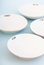 Carica l&#39;immagine nel visualizzatore di Gallery, Set 4 piatti fondi Yvonne Ellen Slogan
