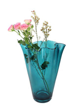 Carica l&#39;immagine nel visualizzatore di Gallery, Vaso fiori in vetro a fazzoletto soffiato a mano Turchese

